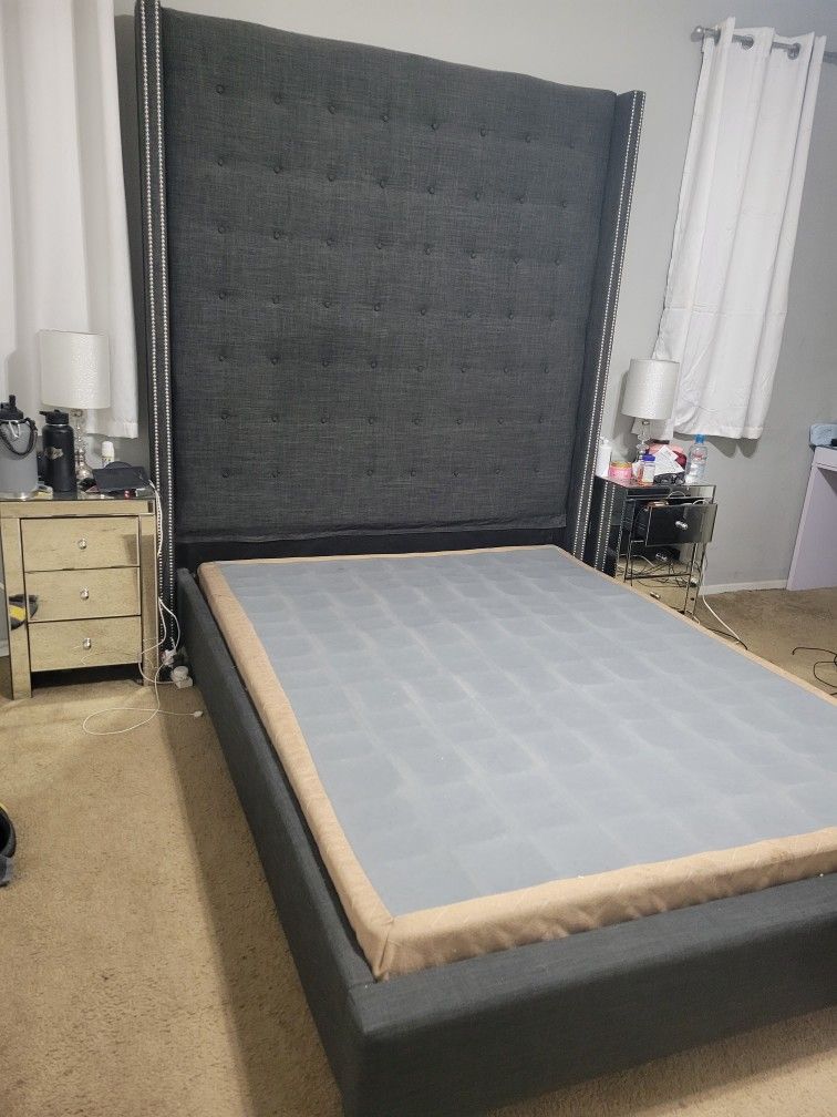 BEAUTIFUL QUEEN SIZE BED FRAME