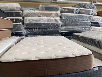 Queen mattress and  boxspring 🦖