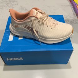 HOKA- Vanilla/Sandstone 