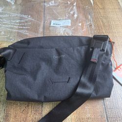 Carryology Bellroy Essential Sling Black New