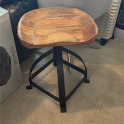 Nice Office Chair It Swivels So It Goes Up As You Twist It To Go Higher New
