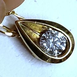 BEAUTIFUL DIAMOND AND 14KT GOLD PENDANT