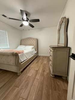 Bedroom set queen size $700 obo