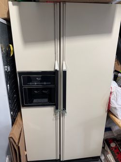 Whirlpool fridge w water & icemaker
