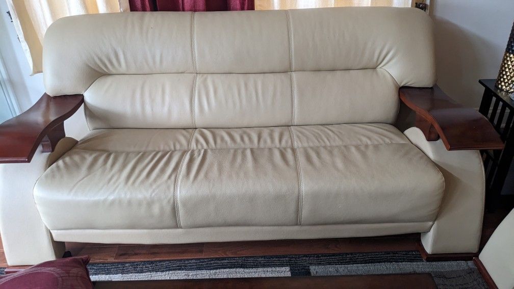 Leather Sofa : Good Condition 