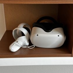 Oculus Meta Quest 2 VR headset With Pro Strap 