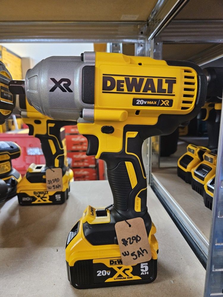 DEWALT20V MAX XR Cordless Brushless 1/2 in. High Torque Impact Wrench with Hog Ring Anvil With 5.0 Ah Battery