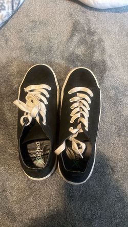 Tennis shoes