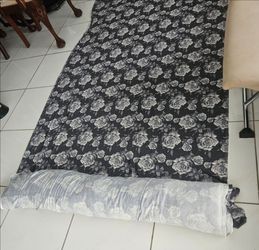 Grey Rose‑Print Brushed Thermal Dralon Knit Fabric.
Width: 4.5 ft, total length 45 ft (15 yards).
Soft 4‑way‑stretch material for fall‑winter long‑joh