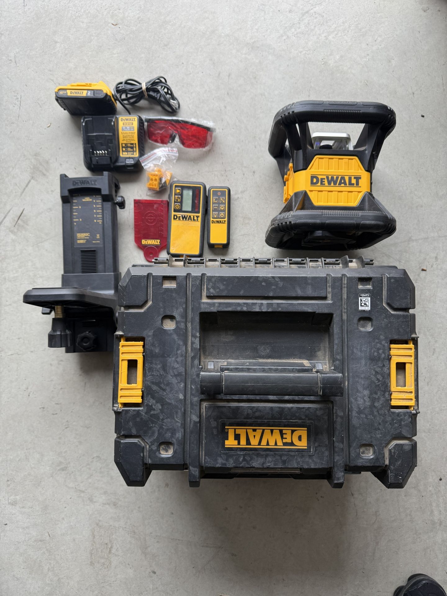 DeWalt Tools DW079LR Laser Level with Battery, Accessories & Hard Case