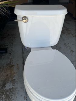 Sterling One-Piece Toilet – Excellent Condition