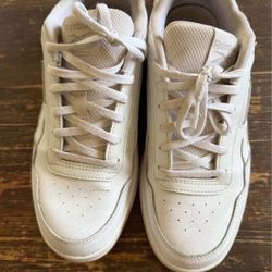 Reebok white shoes size men’s 9. 