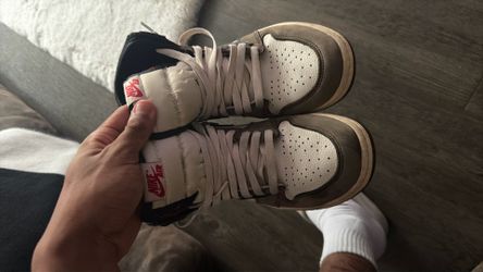 Travis Scott retro Jordan 1s OG (9.5)