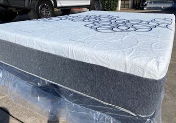 Queen Bamboo Cool Gel Memory Foam!!