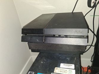 **PLAYSTATION 4  ** WITH CONTROLLERS