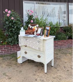 Vintage 3 drawer dresser