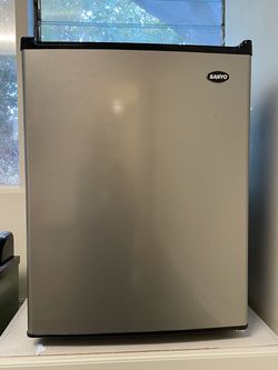 SANYO MINI-FRIDGE