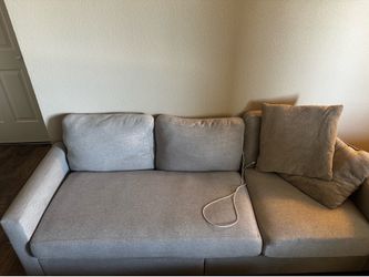 2 couches 1 table 1 coffee table