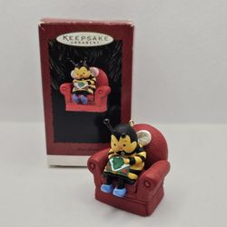 SEW SWEET  1996 Hallmark Keepsake Christmas Ornament Quilting Bumble Bee Sweet 
Excellent condition
1996 - Sew Sweet
Bee sewing on the coach 

Box has