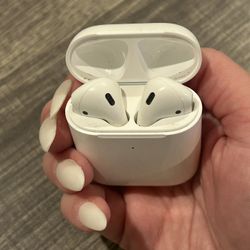 Apple AirPods with Charging Case (2nd Generation)