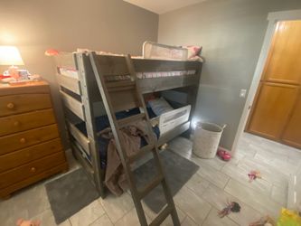Twin bunk bed