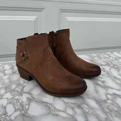 New Teva Leather Boots