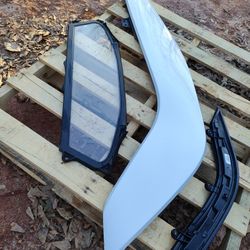BMW I8 Right Hand Upper Quarter Piece And Signal Light With Back Glass To The Engine From The Inside
