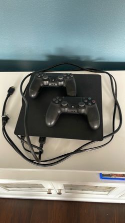 PS4 w 2 games