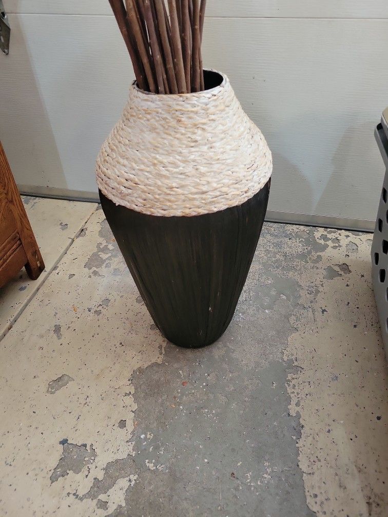 Basket With 6 Ft Sticks