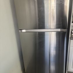 Samsung Refrigerator 21 cu. ft. Standard Depth Top Freezer Refrigerator with FlexZone and Ice Maker in Fingerprint-Resistant Stainless Steel