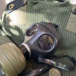 Vintage Gas Mask & Filter German Zivilschutzfilter 68  Military Army NEW/Sealed