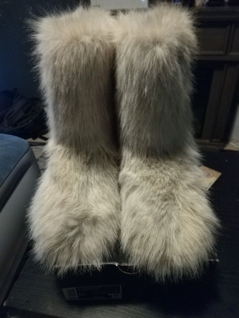 Melanie-21 Faux Fur Size 7Y / Beige
