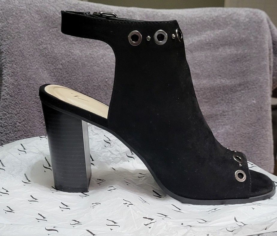 BrandNew Simply Vera Wang ..Black Suede Size 8.5 