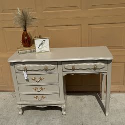 Gorgeous Sears bonnet French Provincial Desk. Delivery Available 