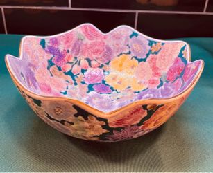 Vintage Chinese colorful floral hand made/hand painted bowl with gold trim