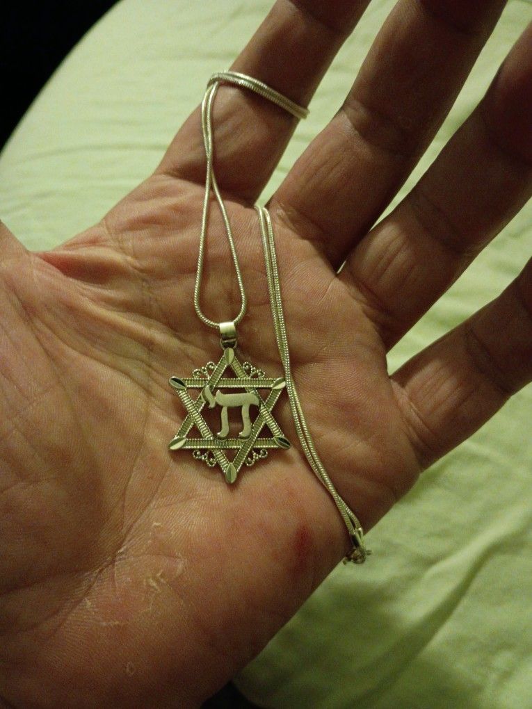 Necklace With Star Pendant In Perfect Condition