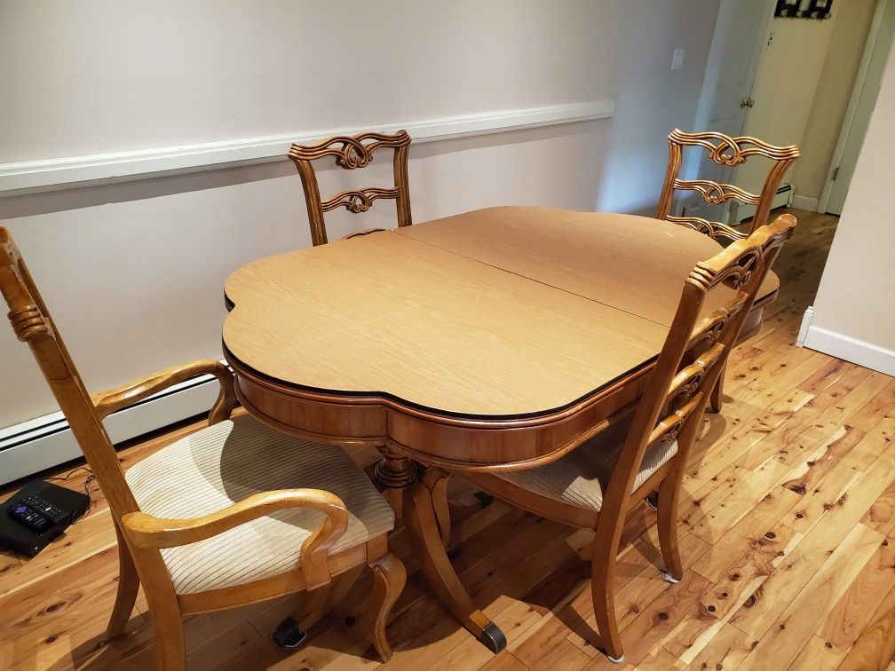 Dining Room Table with 2 Leafs, 6 Chairs.