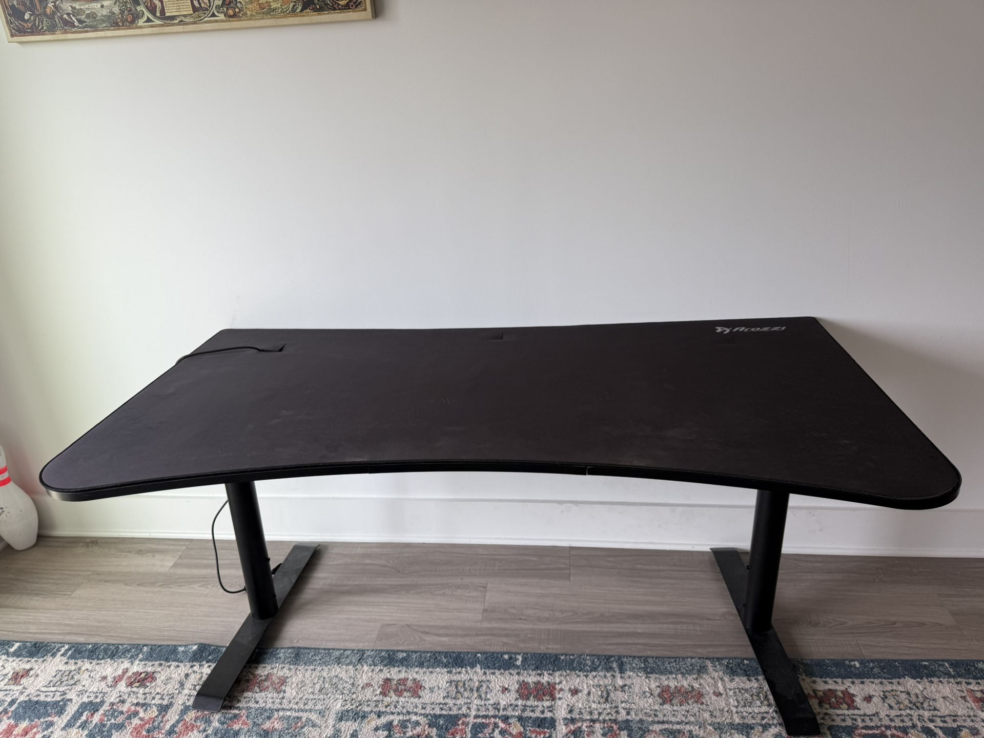 Arozzi Ultrawide Curved Gaming desk 