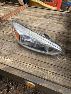 2015 2018 FORD FOCUS RIGHT HEADLIGHT
