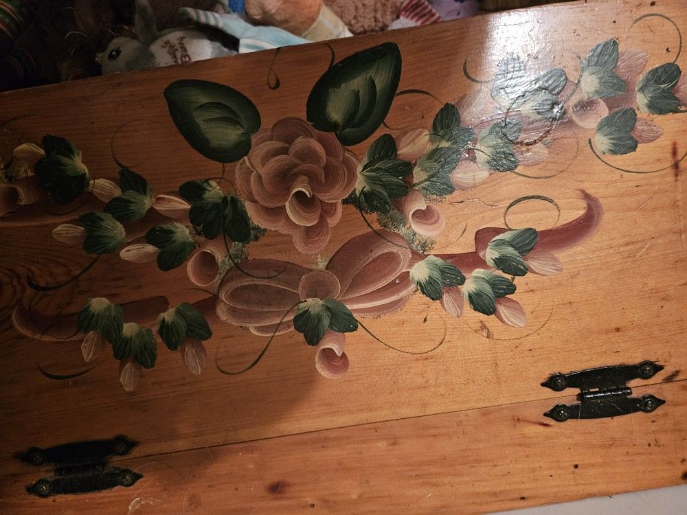 Lamp Chest And Matching Hear Table