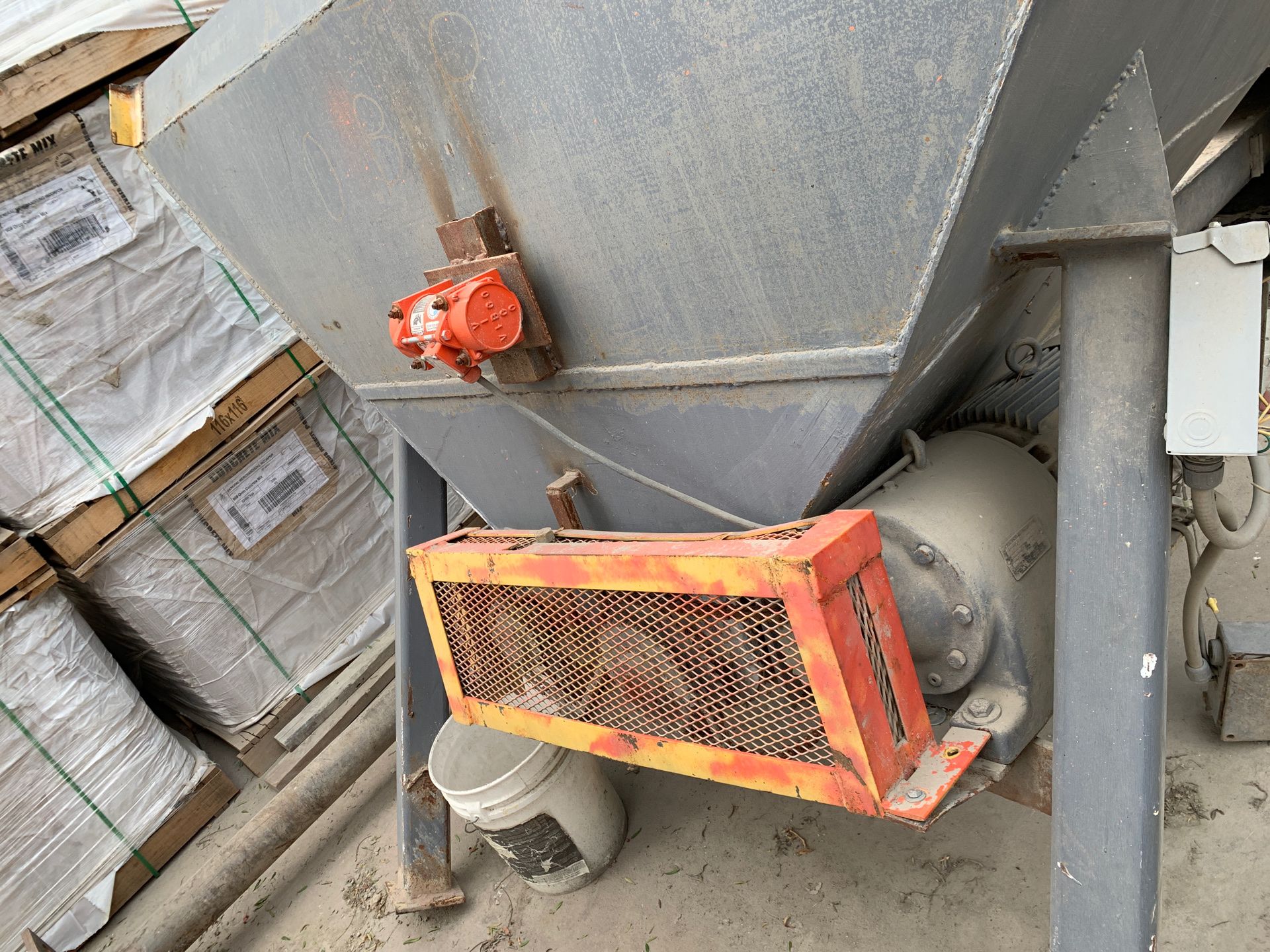 2 way aggregate metering hopper with augers for Sale in San Bernardino ...