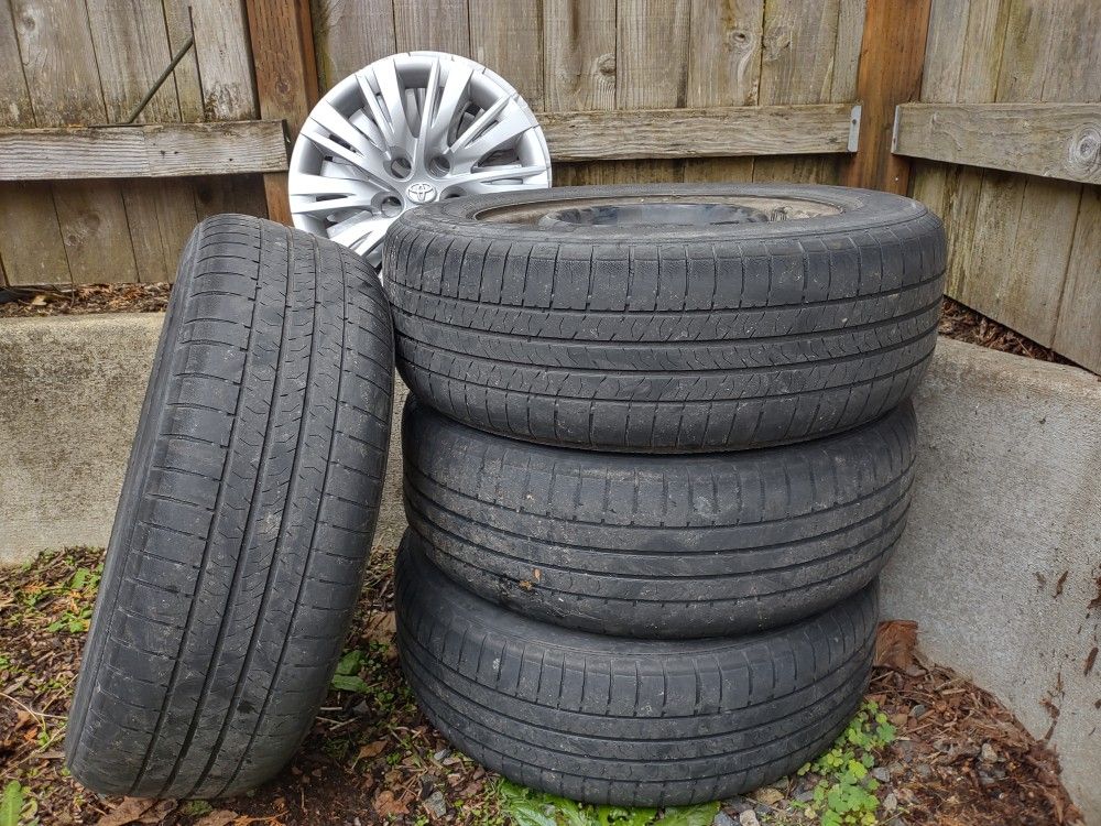 Michelin 20565r16 on Toyota Wheels w/Hubcaps for Sale in Battle