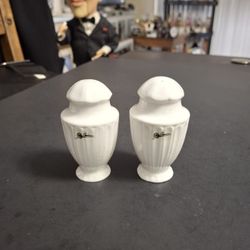 Oleg Cassini Signed Fine Porcelain Salt & Pepper Shakers With Fluted Design 3"H 