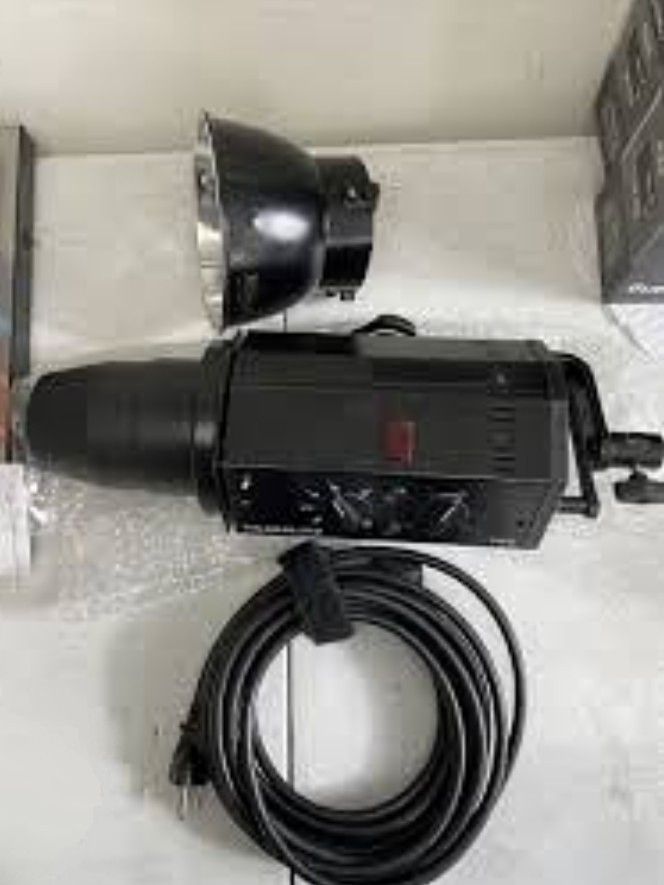 Set Of Three Calumet 750 Watt Studio Lights Strobes