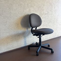 One steelcase chair charcoal armless castors