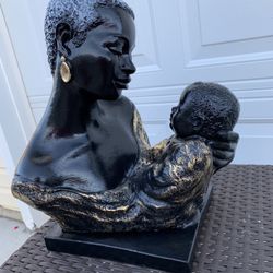 Mother And Child Statue 