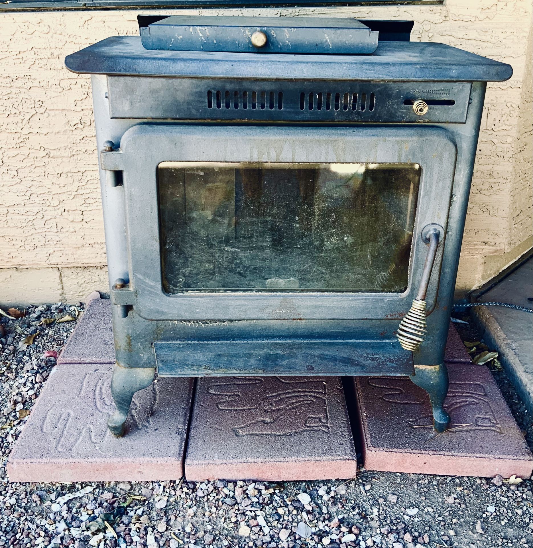 WOOD BURNING CAST IRON STOVE FIRE PLACE