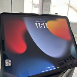 iPad Pro 12.9 in. 5th Gen 512 GB WiFi BUNDLE w/ Apple Pencil 2 AND Magic Keyboard