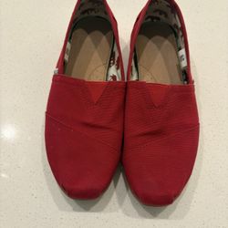 Women’s 9.5 Red Toms Slip Ons 