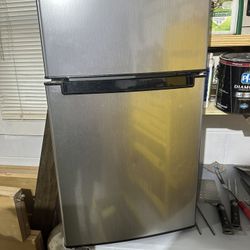 Magic Chef Mini Fridge Freezer 